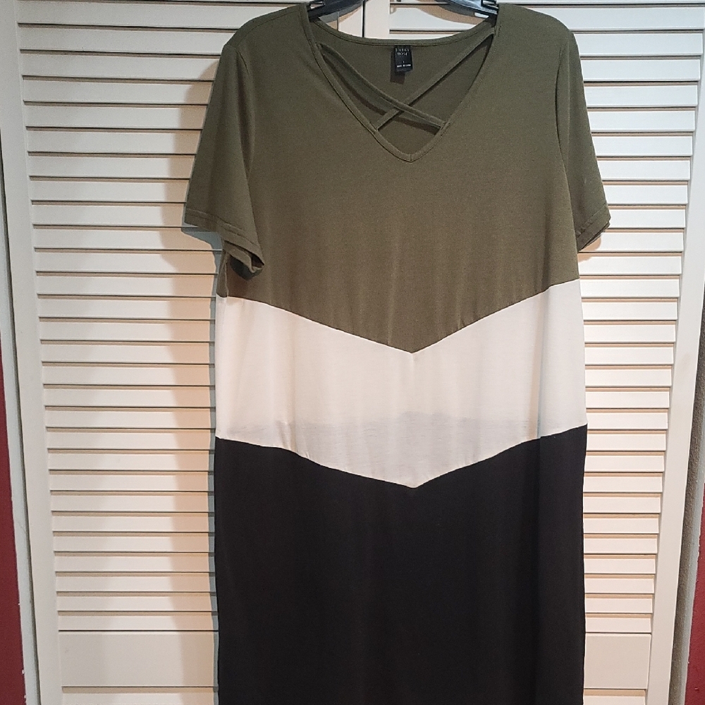 Stylish colorblock dress with a chic criss cross V Neckline PTP 23